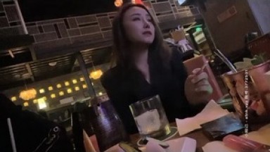 帅哥酒吧钓了个颜值超高的御姐，带回酒店灌酒让她喝多，妹子本就想要，喝醉趁机推倒