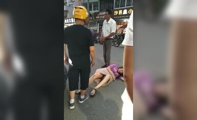 捉奸-老婆偷情人的事被老公发现，大街上狠狠揣性感的大屁股